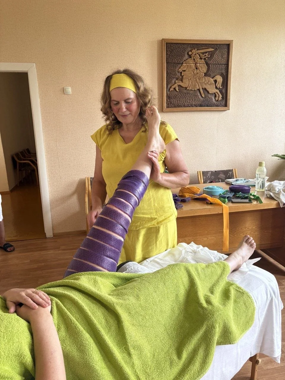 Marytė Prūdnikova atlieka masažą ir naudoja aplikatorių