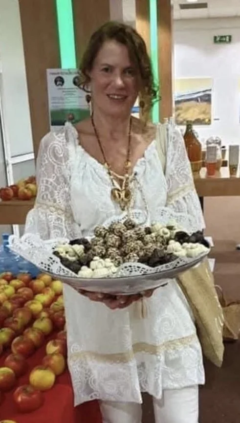Moteris su naminių užkandžių padėklu